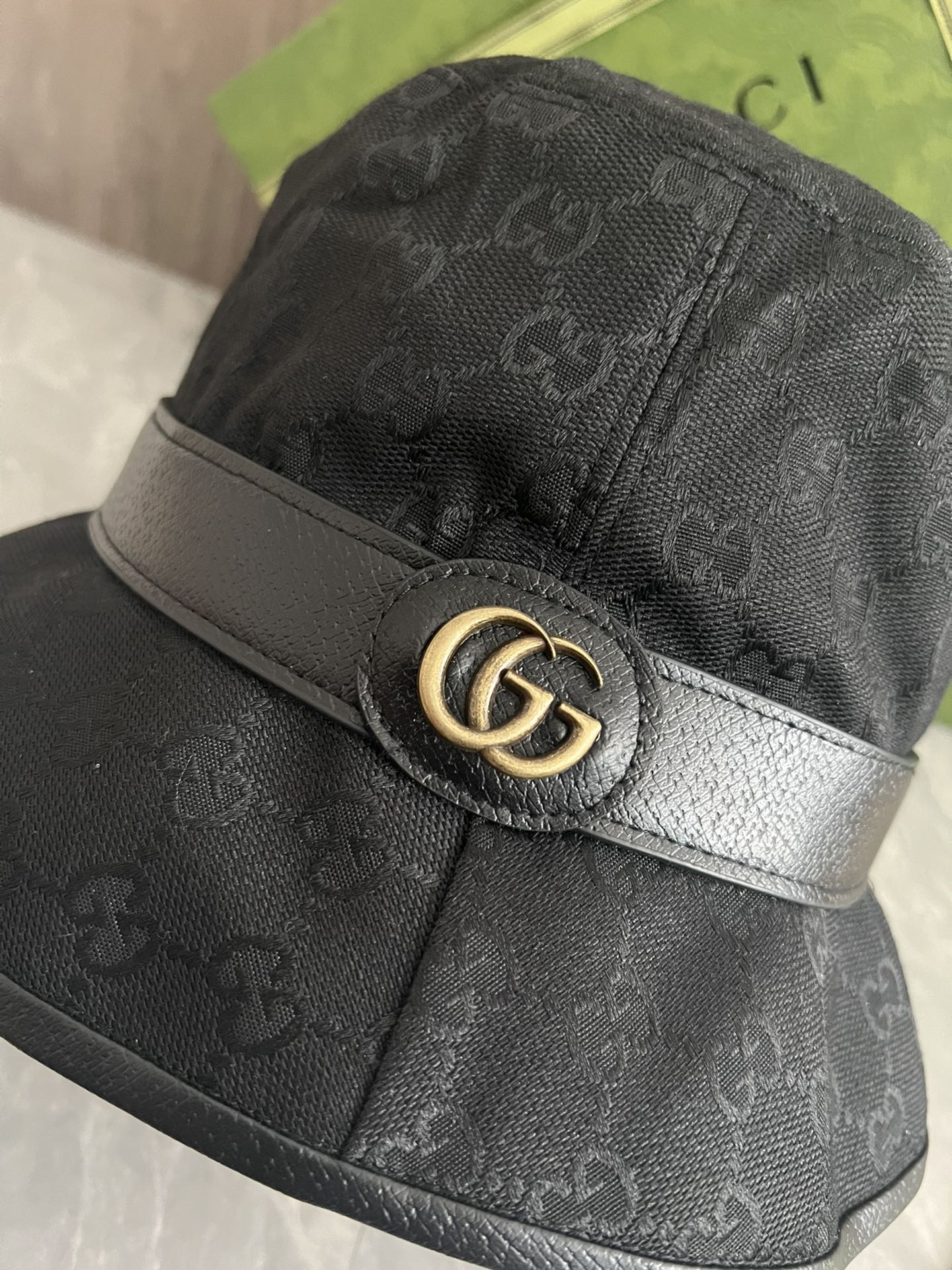 Панама Gucci Monogram из кожи с металлическим двойным логотипом G - черная