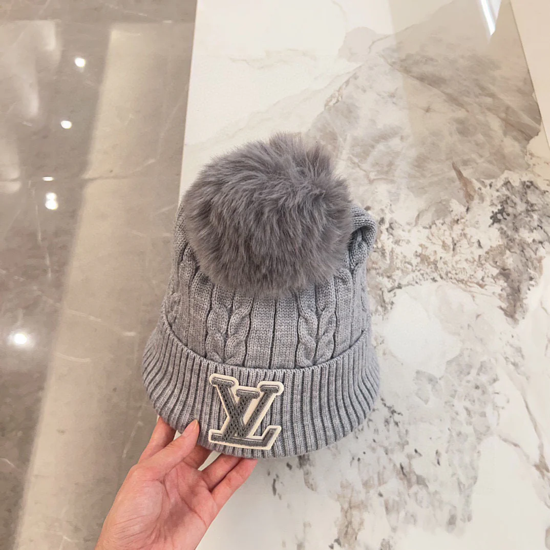 Вязаная шапка LV с косами - овсяный цвет