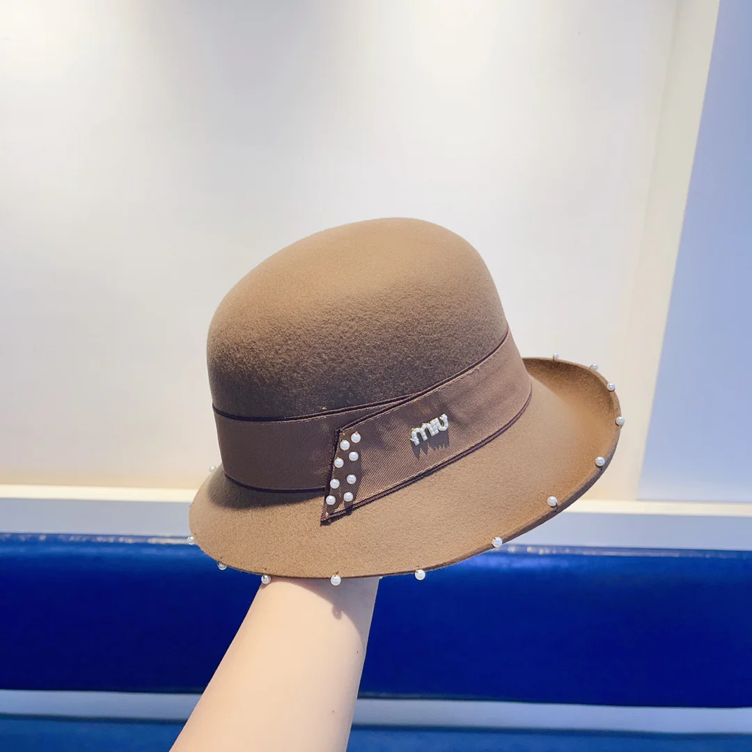 Шерстяная шапка Miu Miu, расшитая бисером вручную, коричневая.