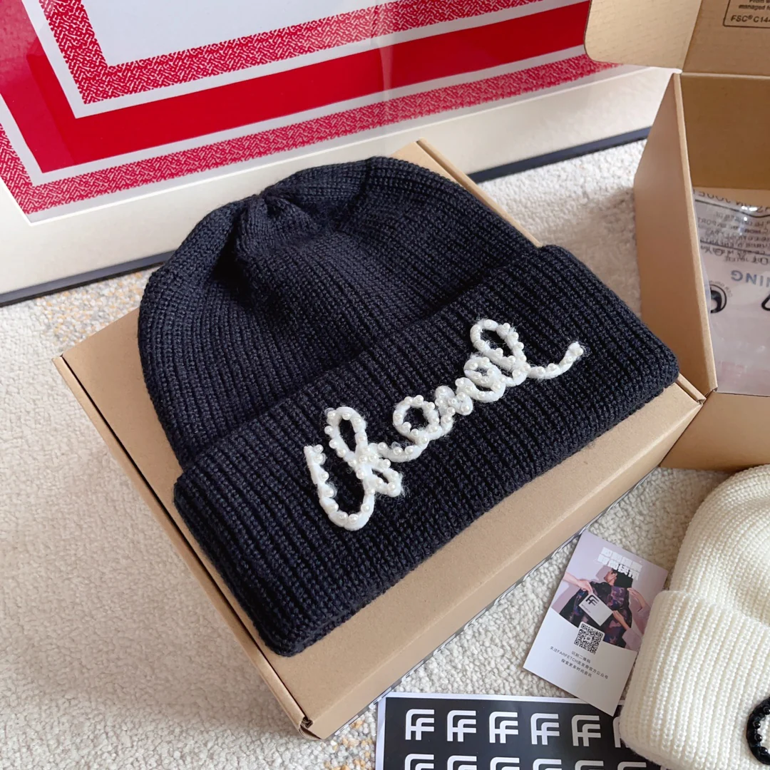 Плетеная шляпа Chanel с надписью курсивом — черная