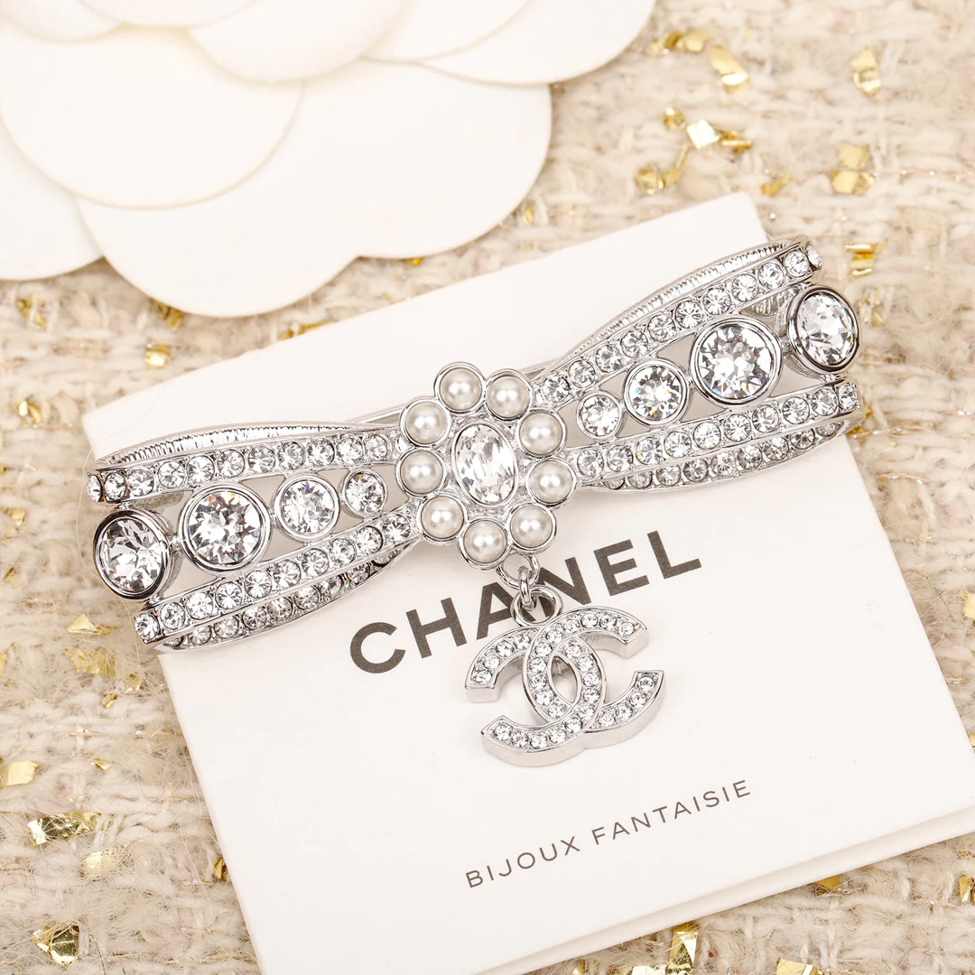 Брошь Chanel 127