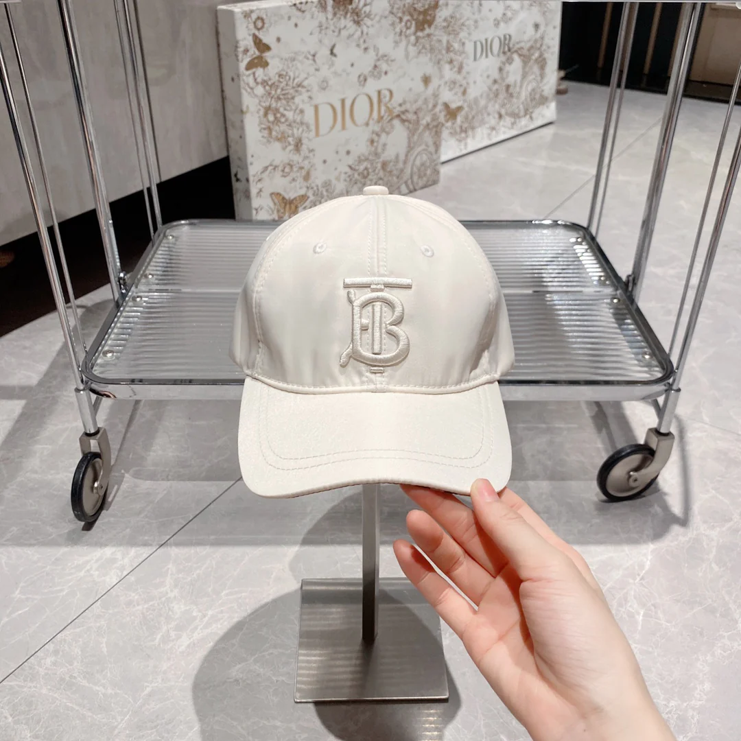 Новинка сезона весна/лето 2023 от Burberry - глянцевая бейсболка TB, белая.