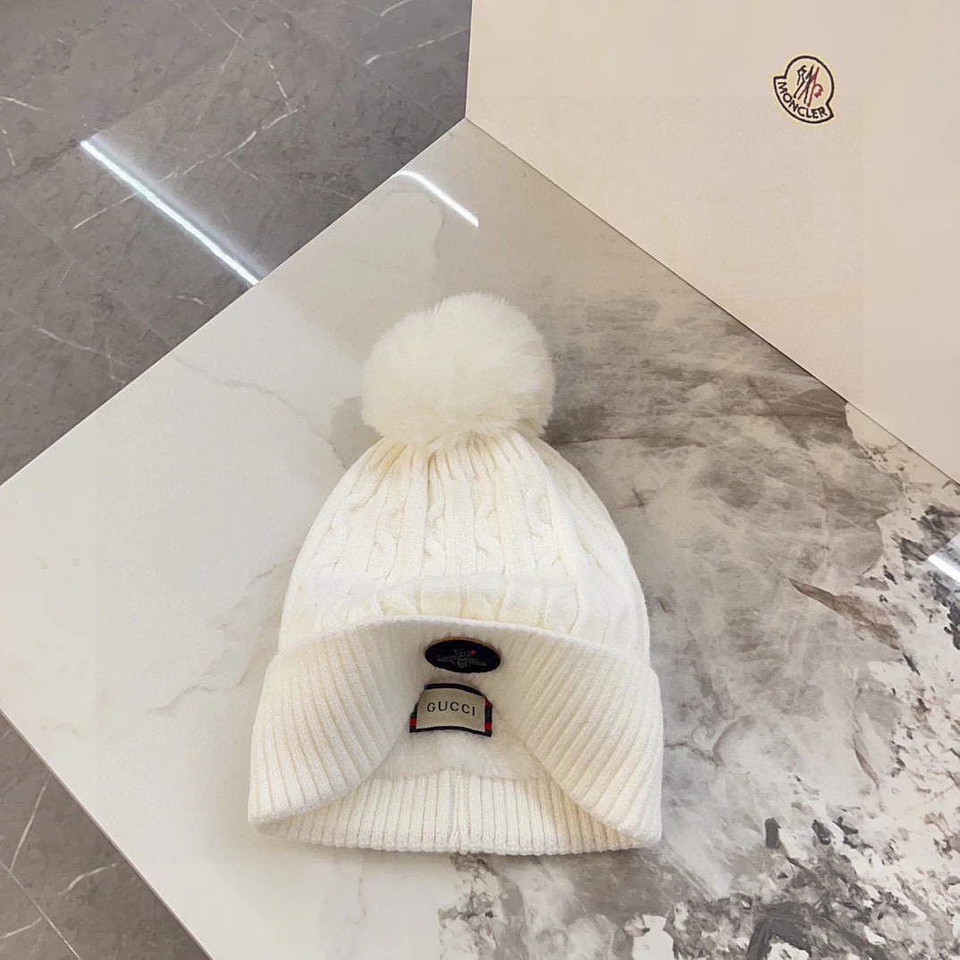 Вязаная шапка Gucci с косами - белая