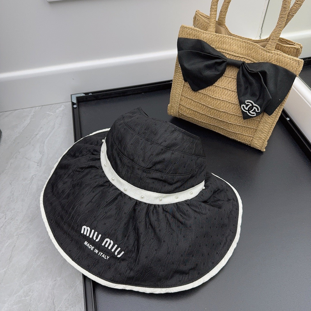 Miu Miu - Элегантная солнцезащитная шляпа с жемчужным принтом и солнцезащитным кремом.