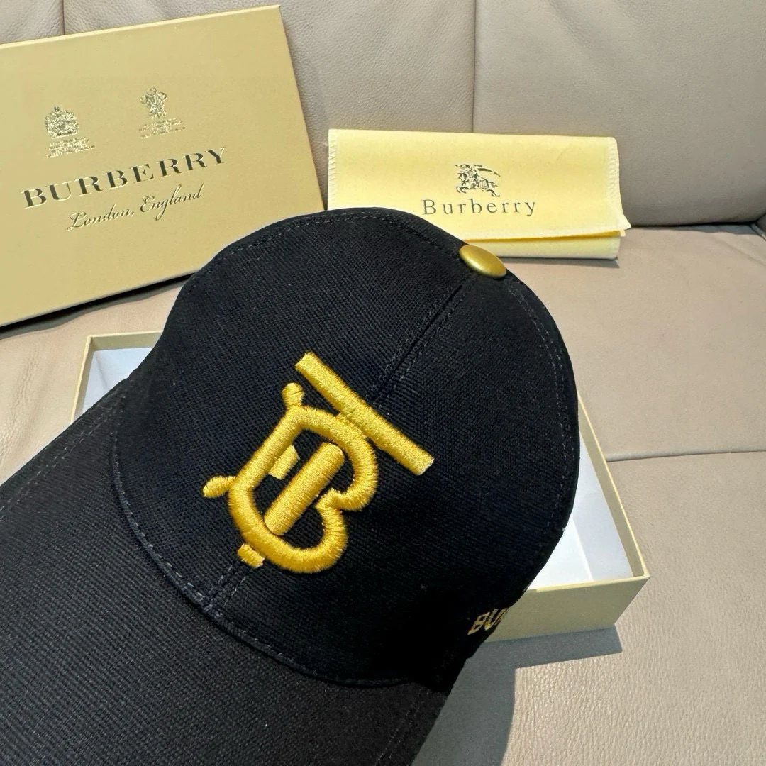 Бейсболка Burberry с вышивкой - черная