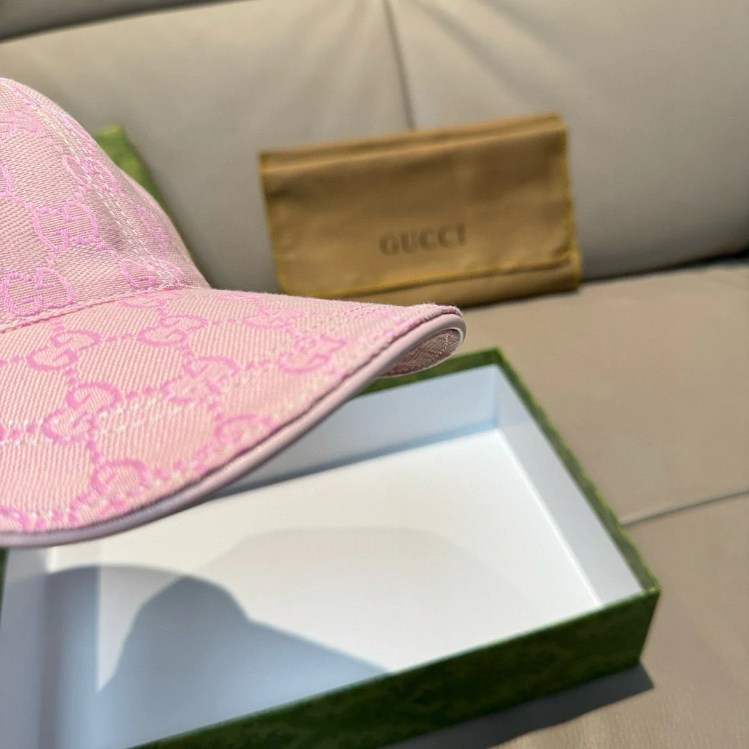 Регулируемая бейсболка Gucci с вышитой пчелой - розовая