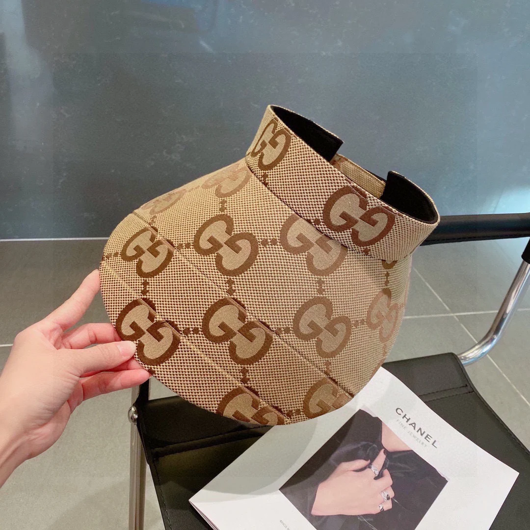 Новинки коллекции Gucci Весна/Лето 2023 - Кепка из канваса с монограммой и узкими полями - Козырек - Коричневый