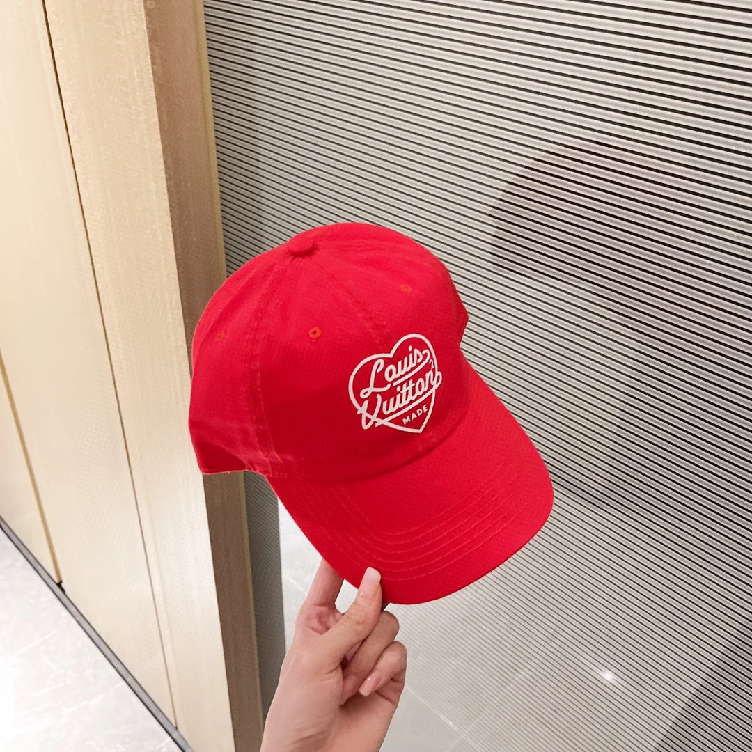Бейсболка LV с логотипом в виде сердца — несколько цветов