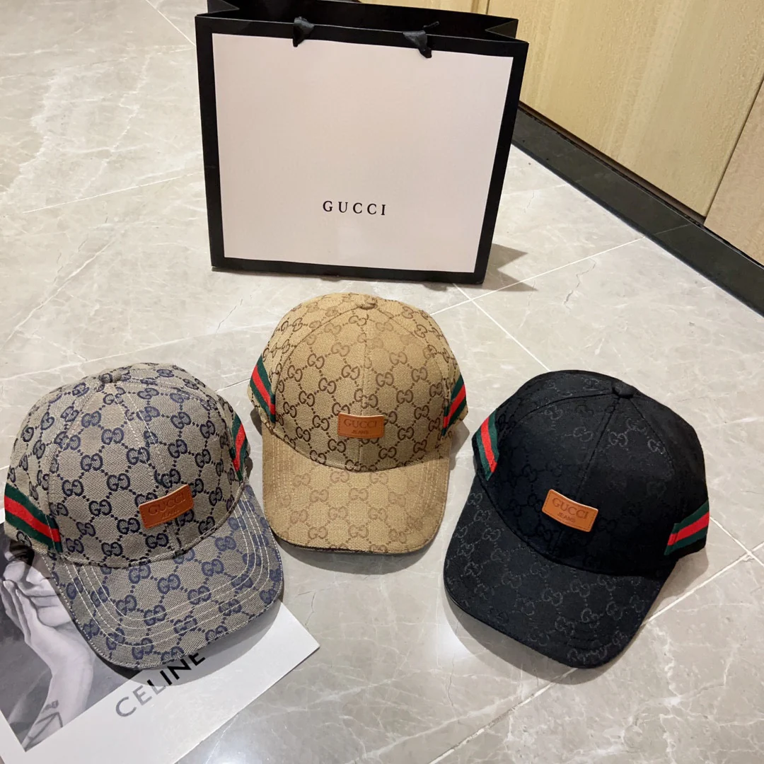 Новинка сезона весна/лето 2023 — бейсболка с кожаной этикеткой Monogram, серая.