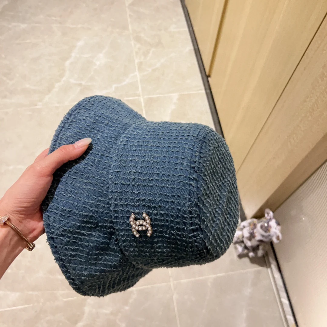 Новая ретро-шляпа рыбака в ковбойском стиле от Chanel 2023 года - темно-синяя.