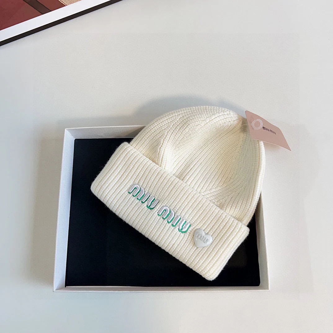 Вязаная шапка Miu Miu с вышивкой - белая