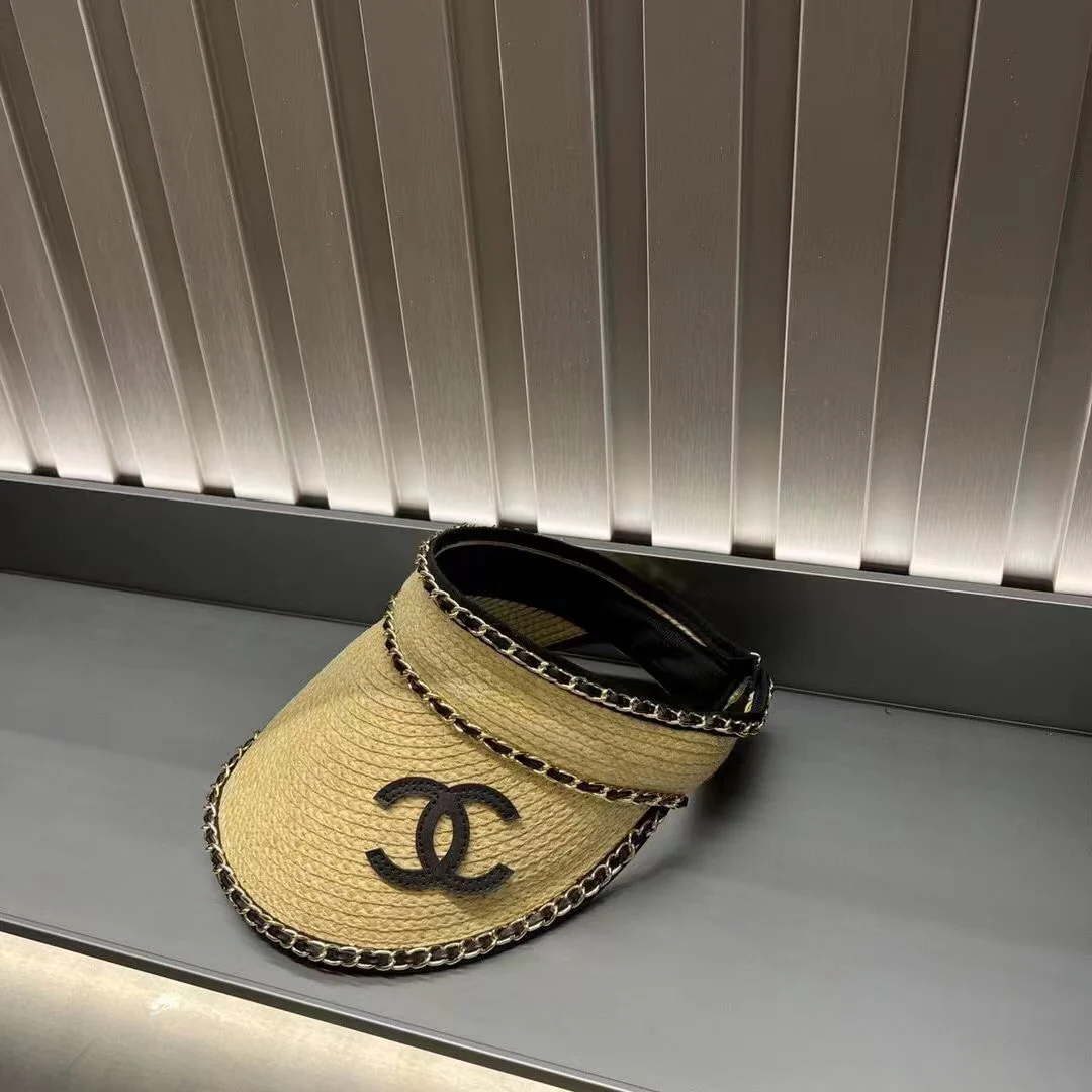 Шляпа от солнца Chanel с открытым верхом и цепочкой