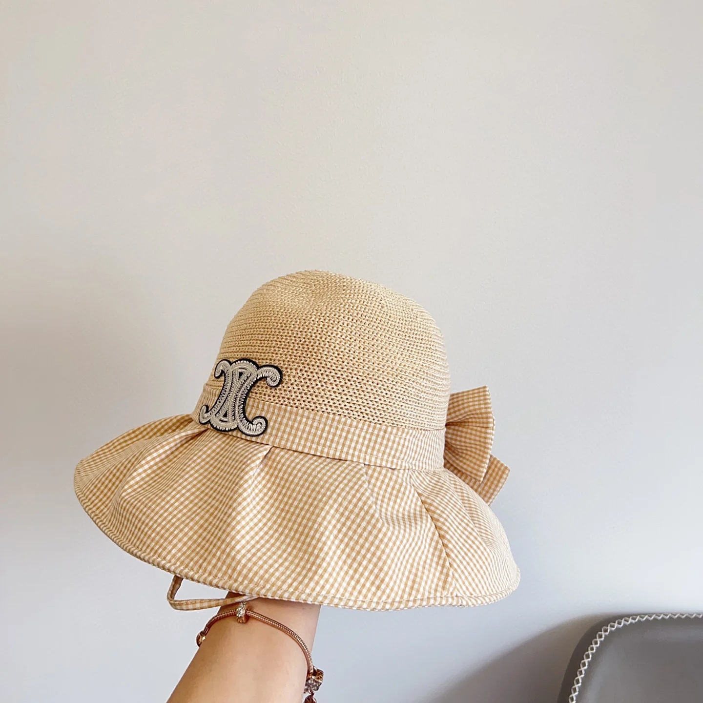 Солнцезащитная шляпа Celine в клетку в курортном стиле 