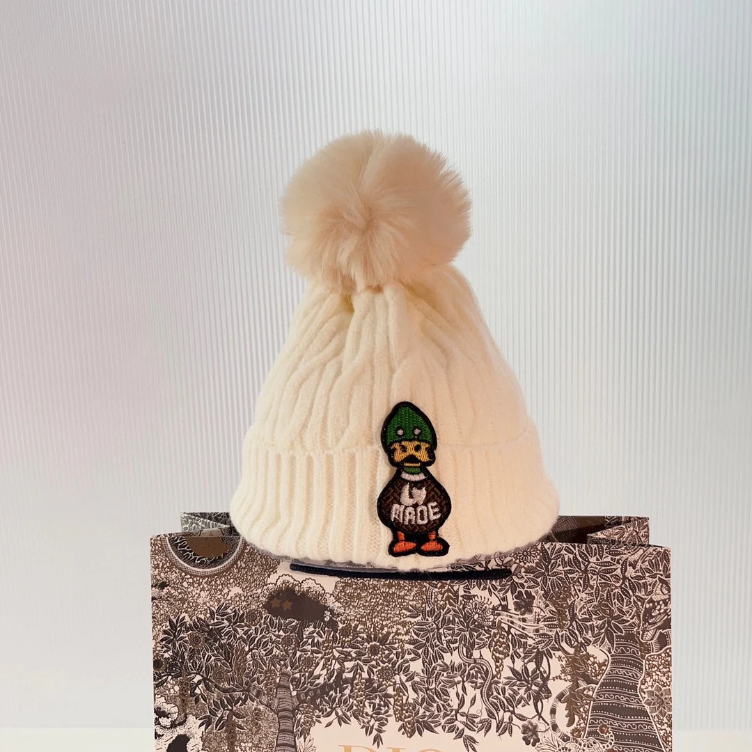 LV - Вязаная шапка-бини с помпоном в виде уточки - белая