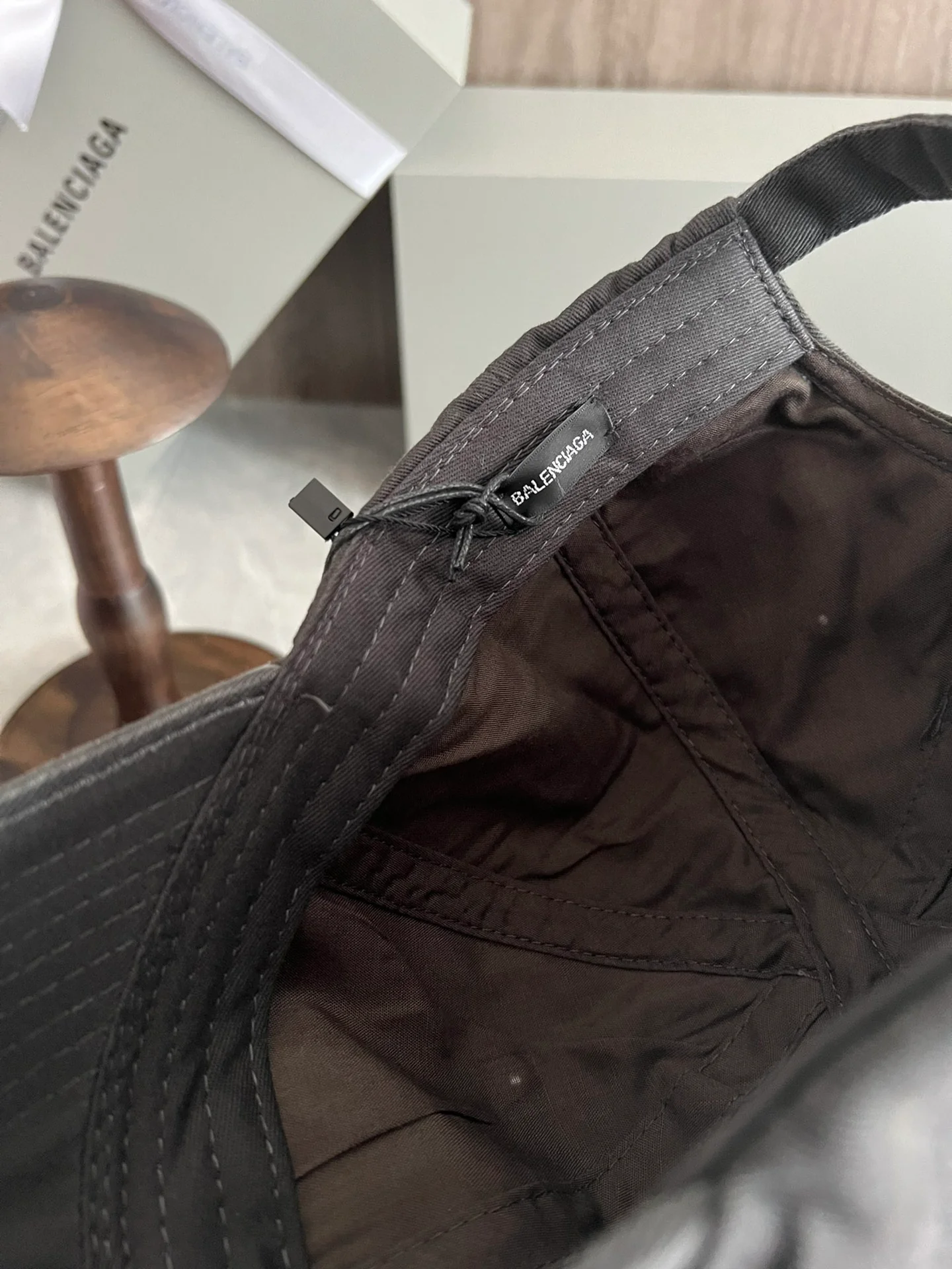 Balenciaga - Бейсболка в стиле ретро City Collection с эффектом потертости - Черная