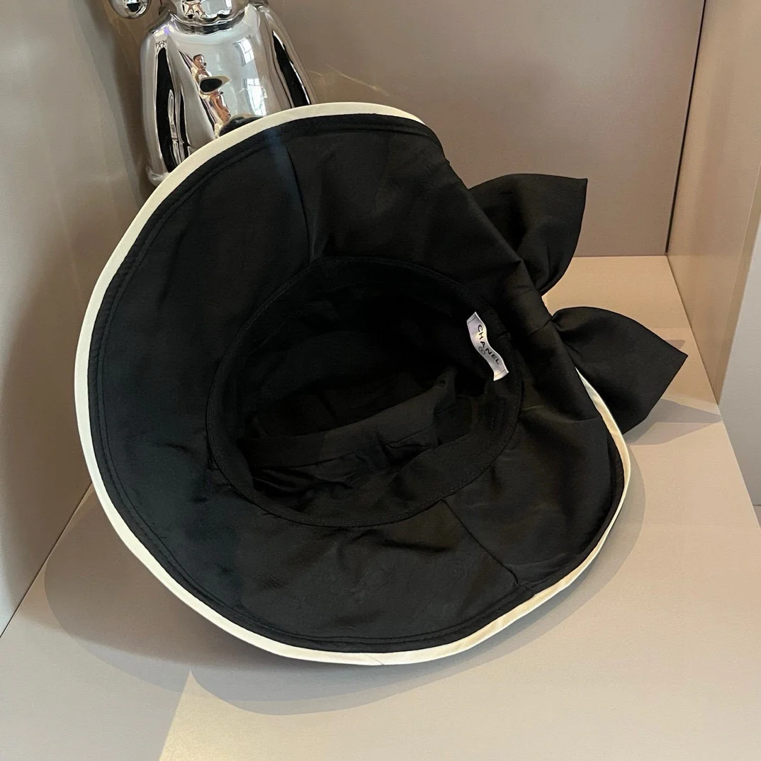 Chanel - Элегантная рыбацкая шляпа с бантом и разрезом - Черная