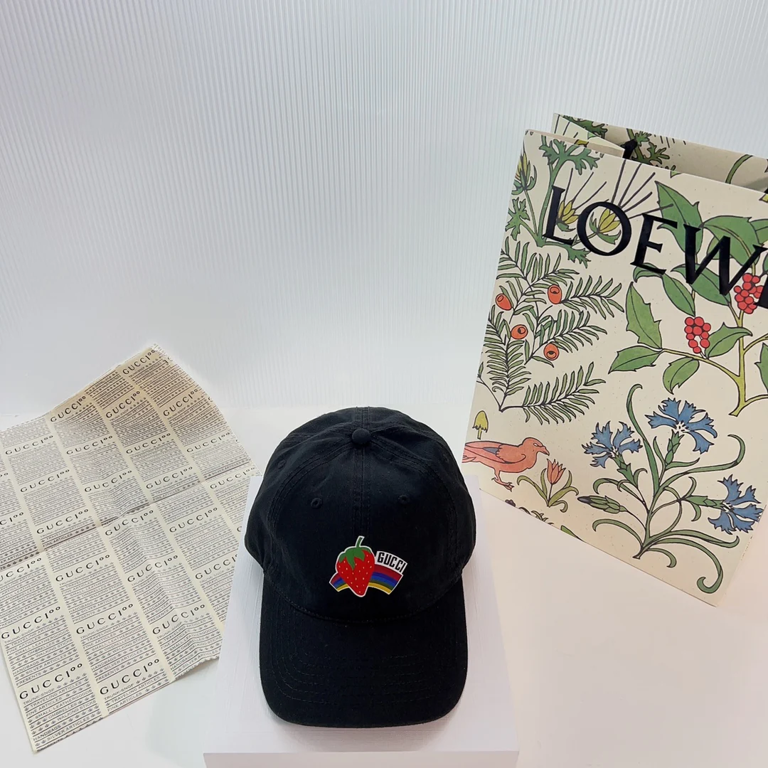 Бейсболка Gucci с клубничным принтом