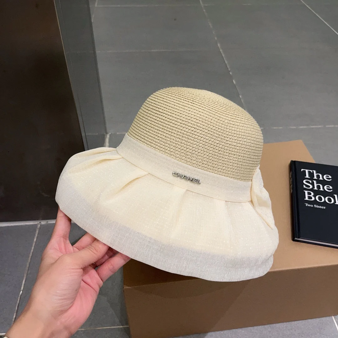 Плиссированная шляпа из органзы Chanel - белая.