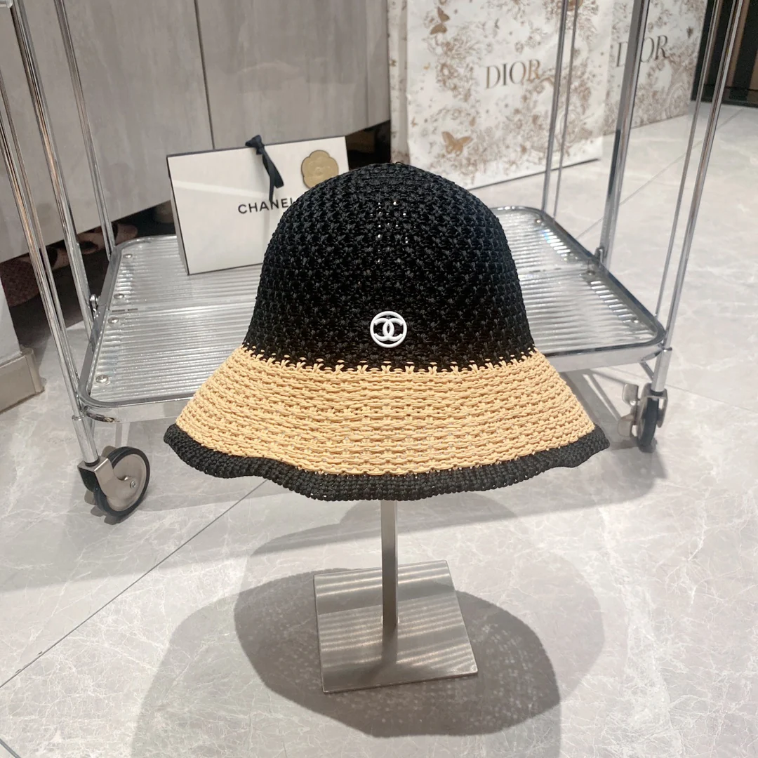 Соломенная рыбацкая шляпа Chanel - черная