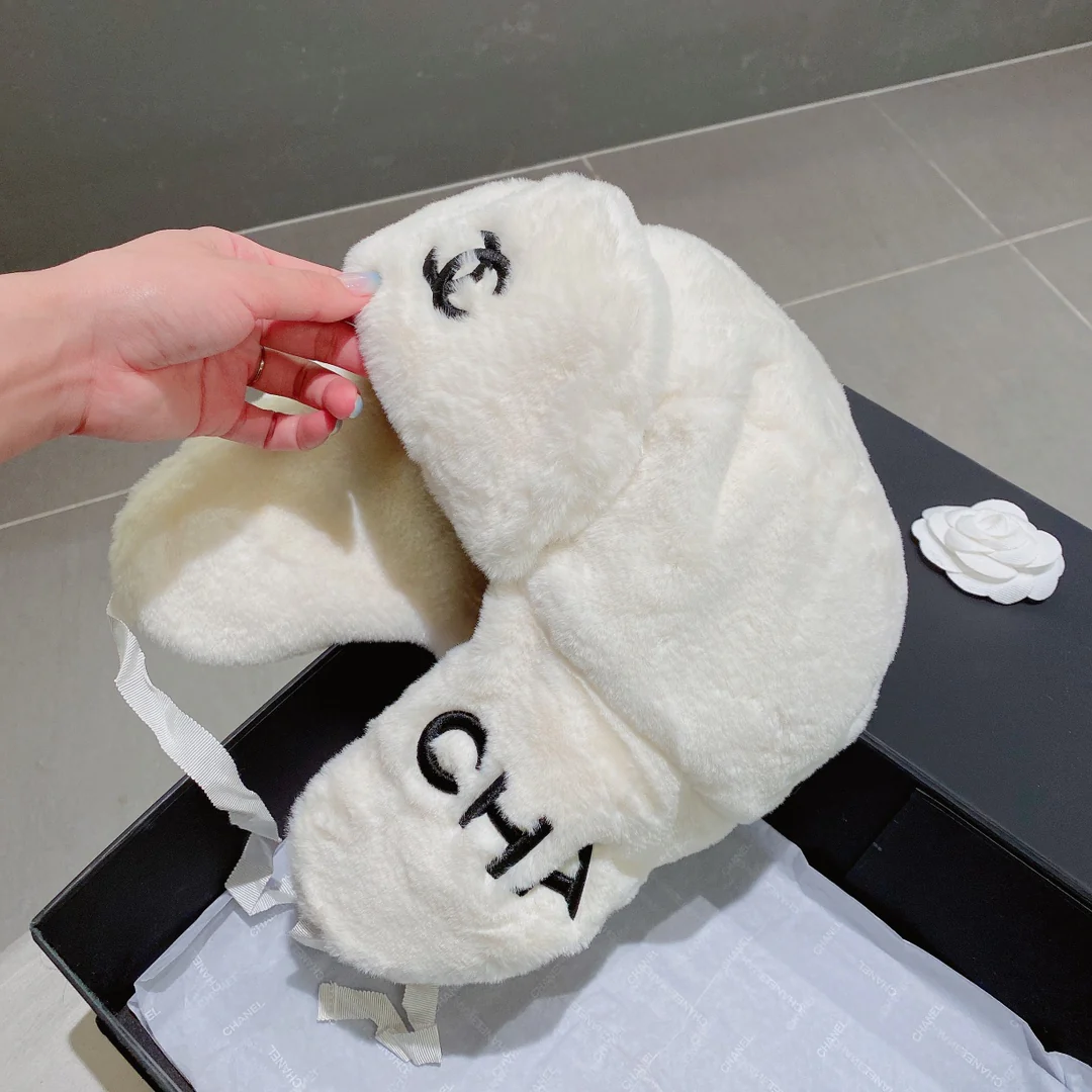 Наушники Chanel из кроличьего меха