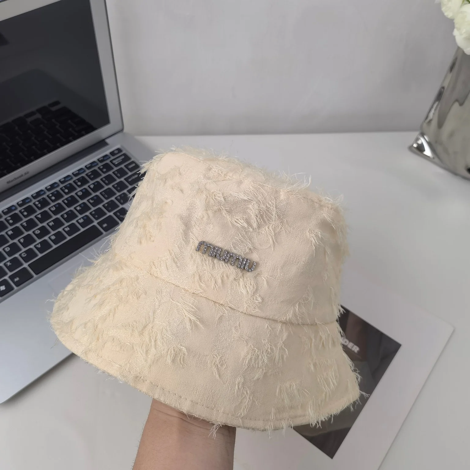 Miu Miu - Новинка осени 2023 - Мягкая простая рыбацкая шляпа