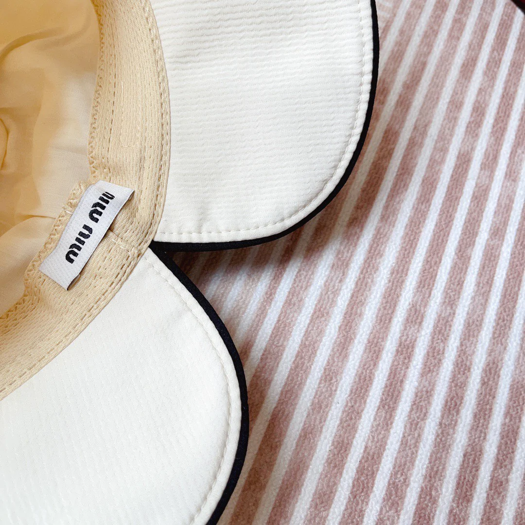 Новая летняя панама Miu Miu 2023 года с простым бантом - белая.