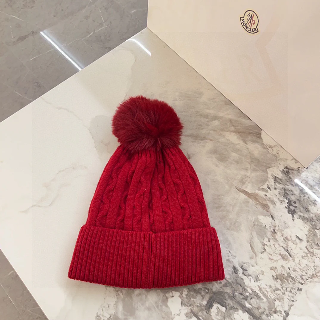 Вязаная шапка Gucci с косами - красная