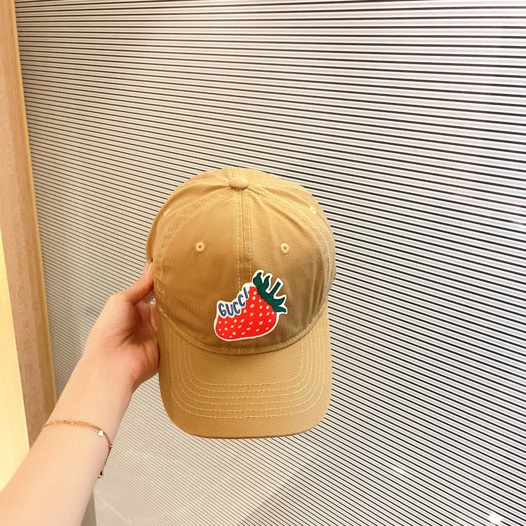 Gucci - Новая бейсболка с клубничным узором, 2022 год.