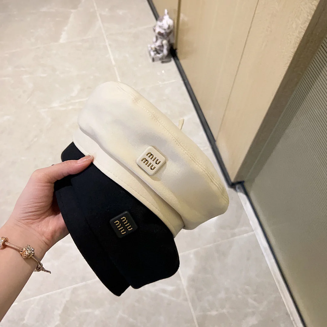 Новая простая шерстяная беретка Miu Miu 2023 года - черная.