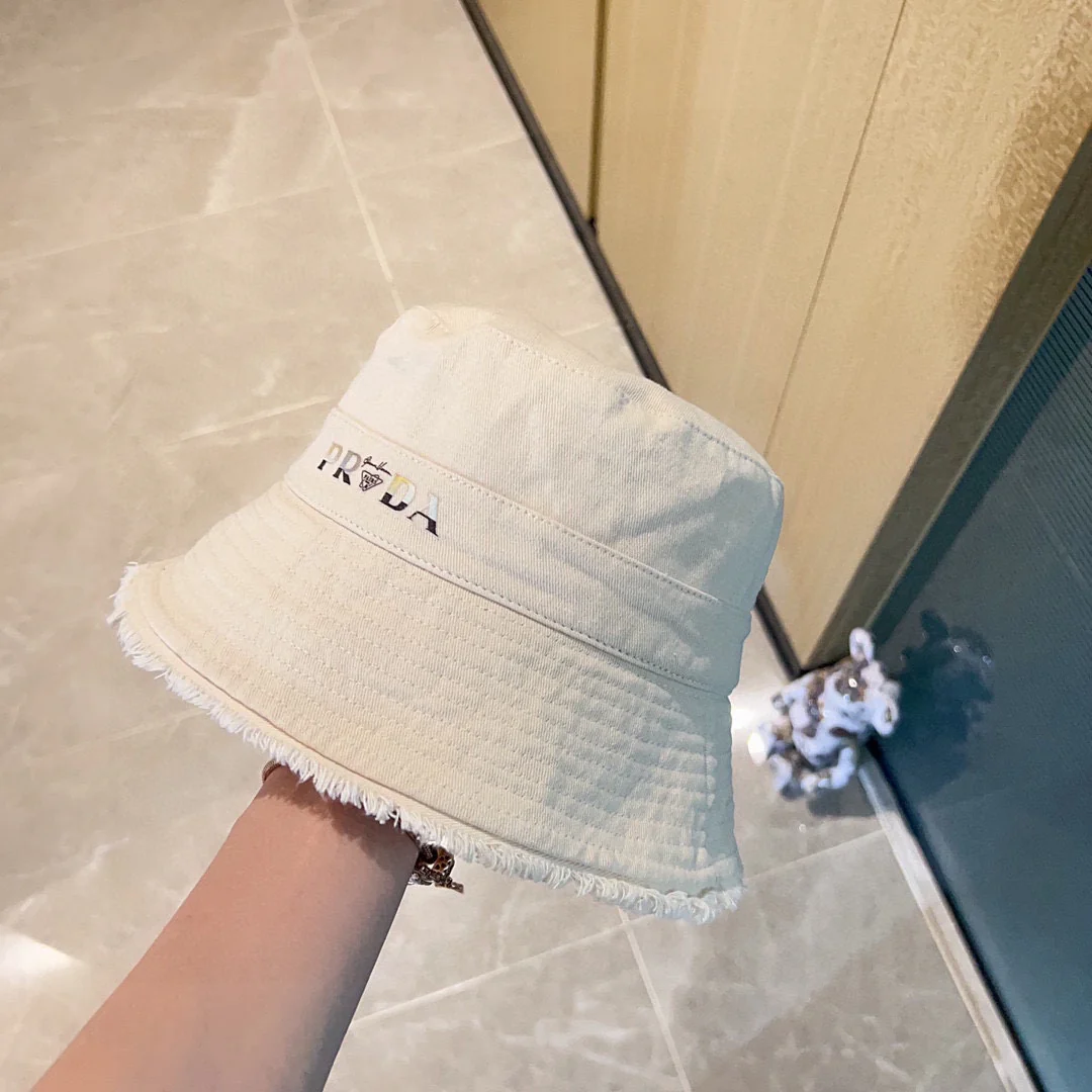 Новая рыбацкая шляпа Prada 2023 с кисточками на полях — белая.