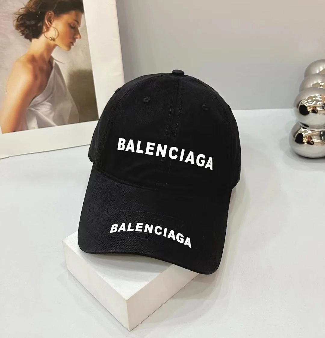 Новинка сезона весна/лето 2023 от Balenciaga - бейсболка в стиле ретро
