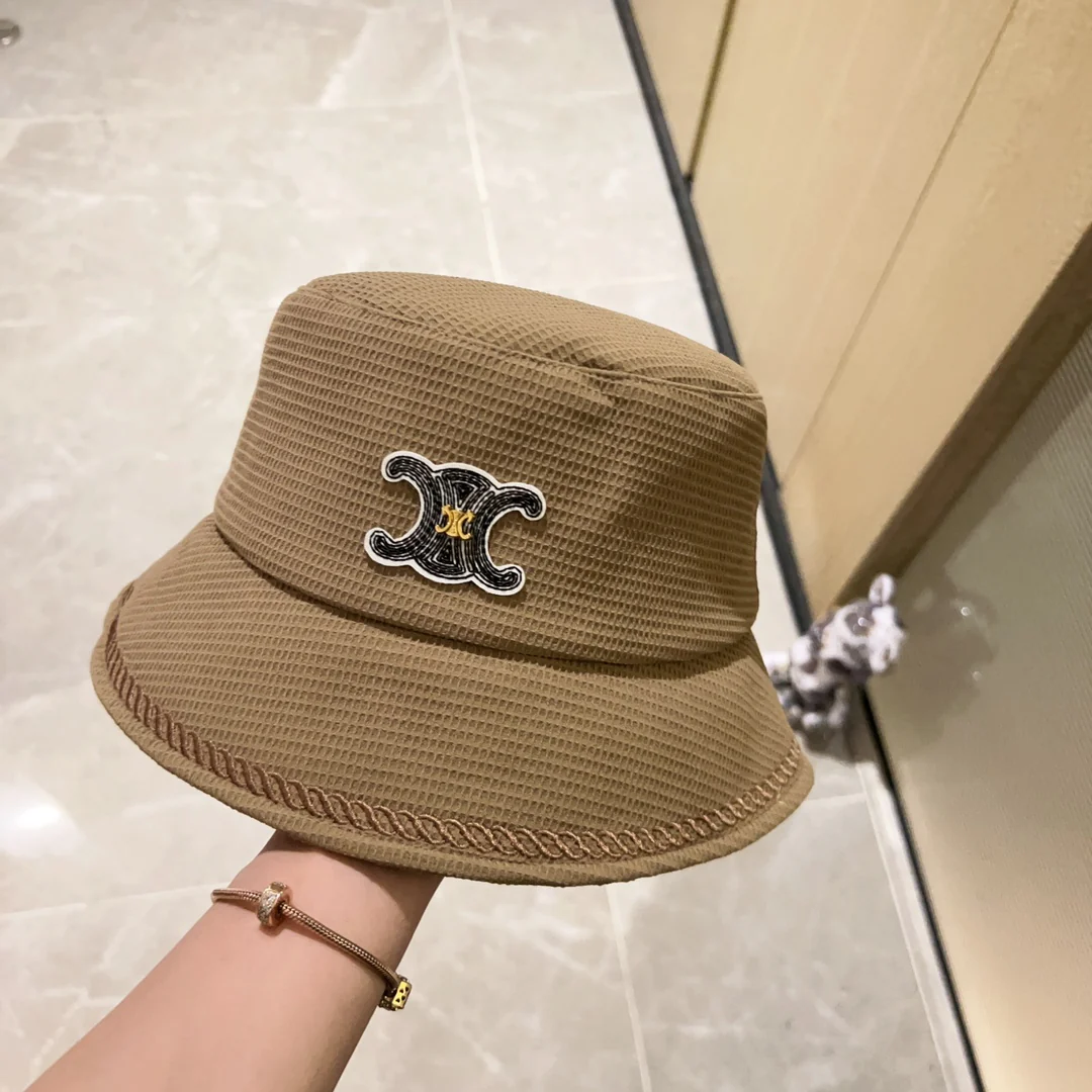 Панама Celine New Triumph Versatile 2023 года — цвет хаки.