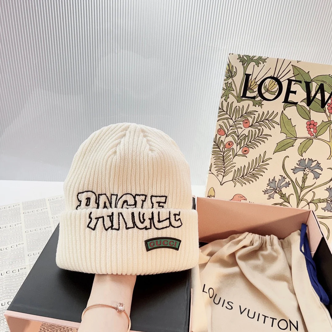 Вязаная шапка Gucci с буквами