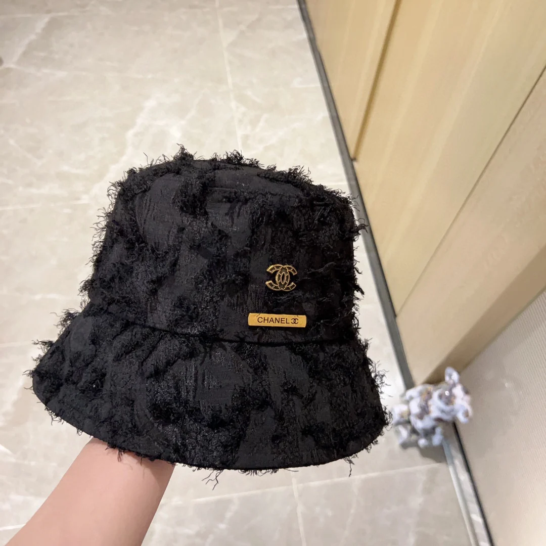 Новая коллекция Chanel ?Рыбацкая шляпа? сезона начало осени 2023 года — с перьями — черная.