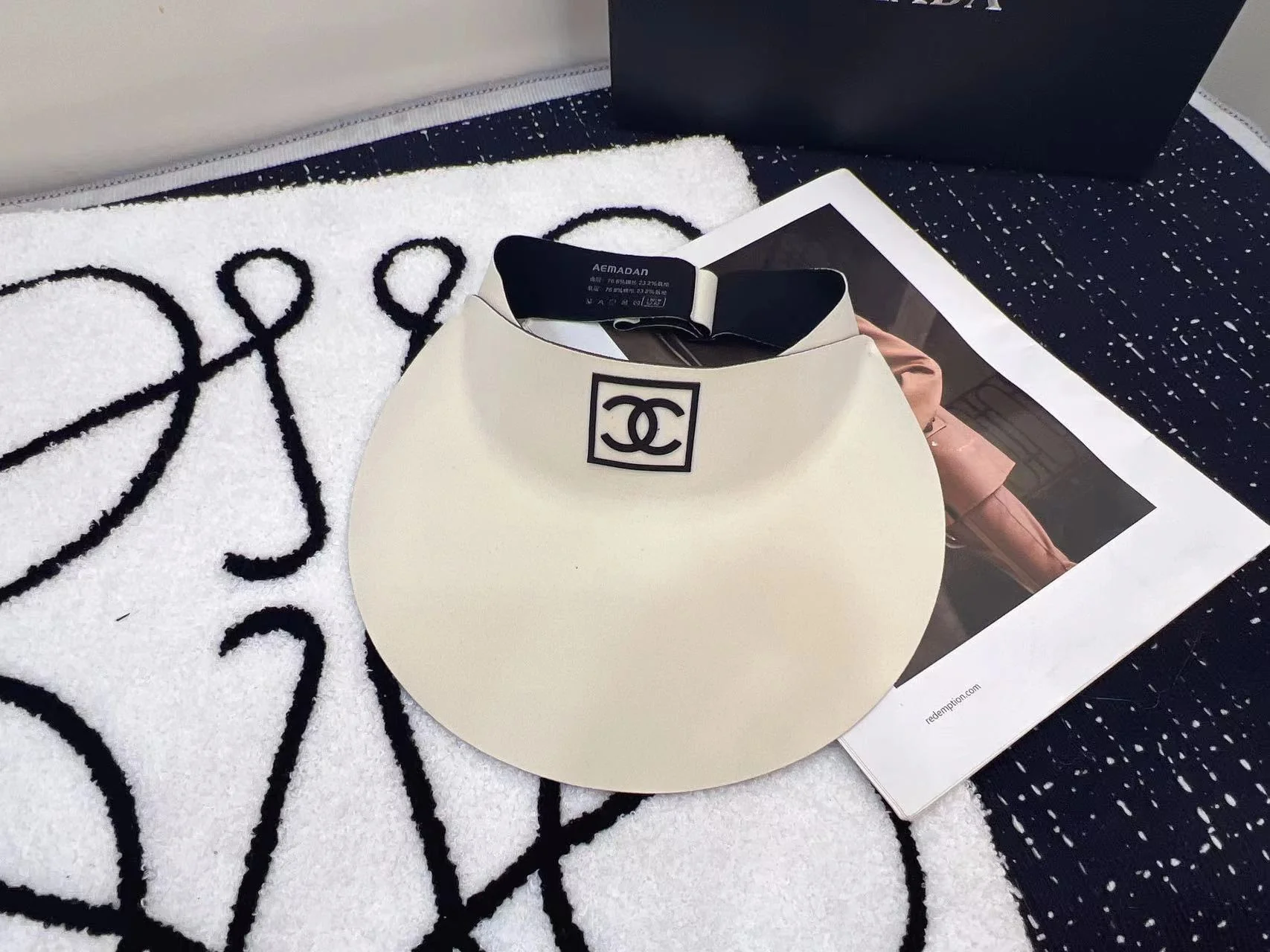 Новая минималистичная и элегантная солнцезащитная шляпа Chanel 2024 года