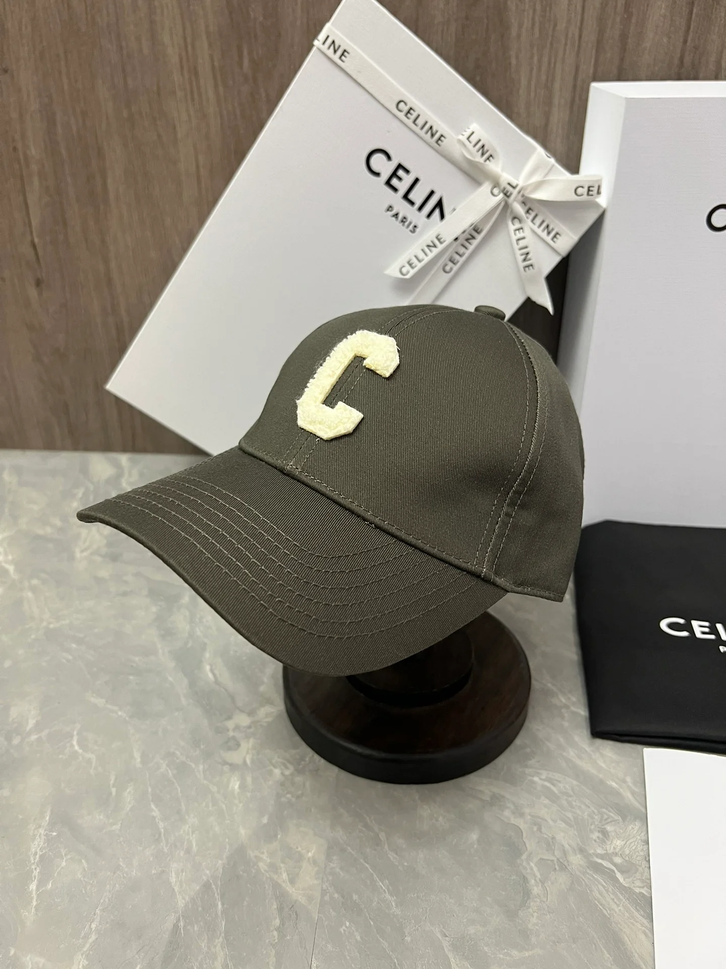 Celine - Простая бейсболка с логотипом в виде буквы С - Зеленая