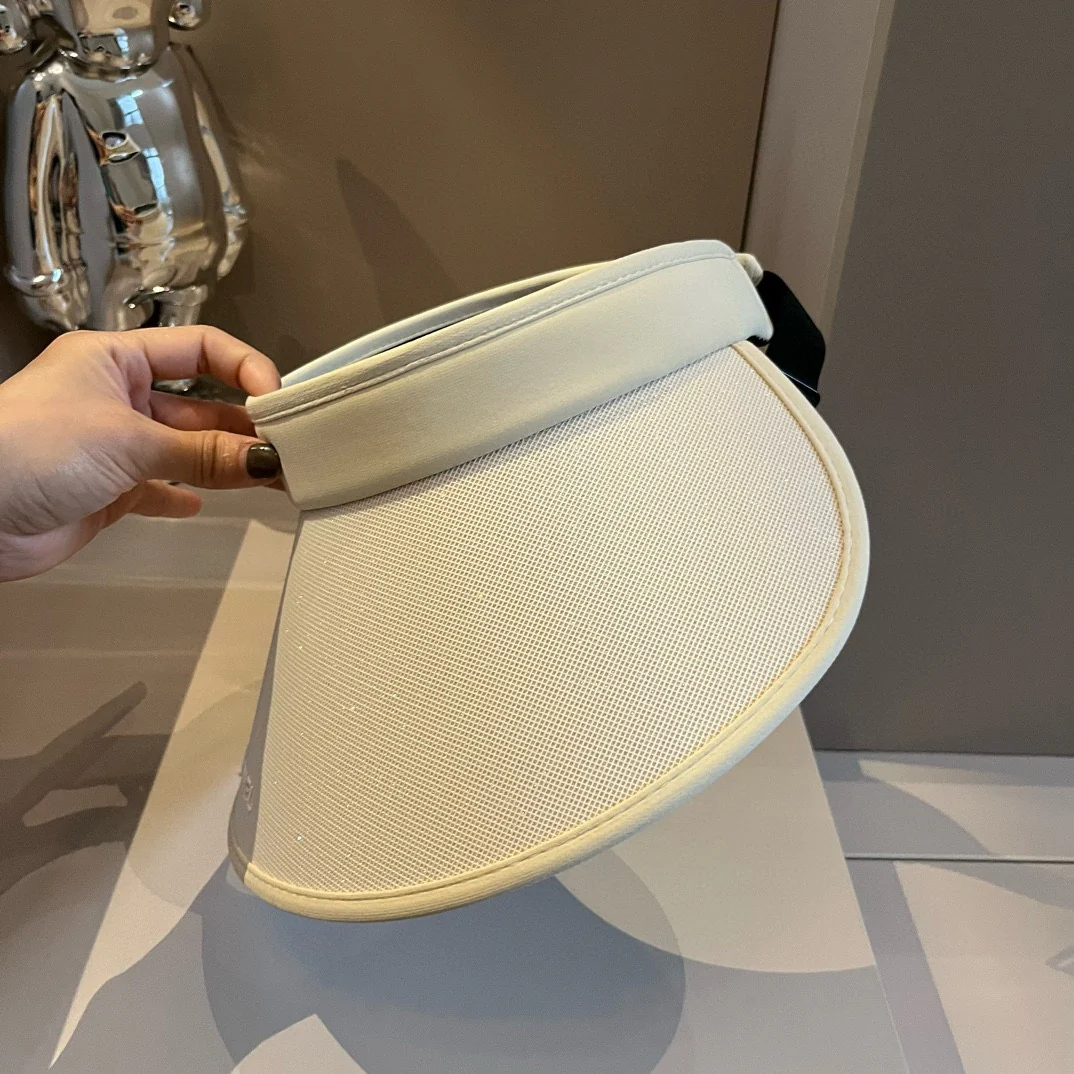 Минималистичная солнцезащитная шляпа Chanel с простыми буквами - белая.