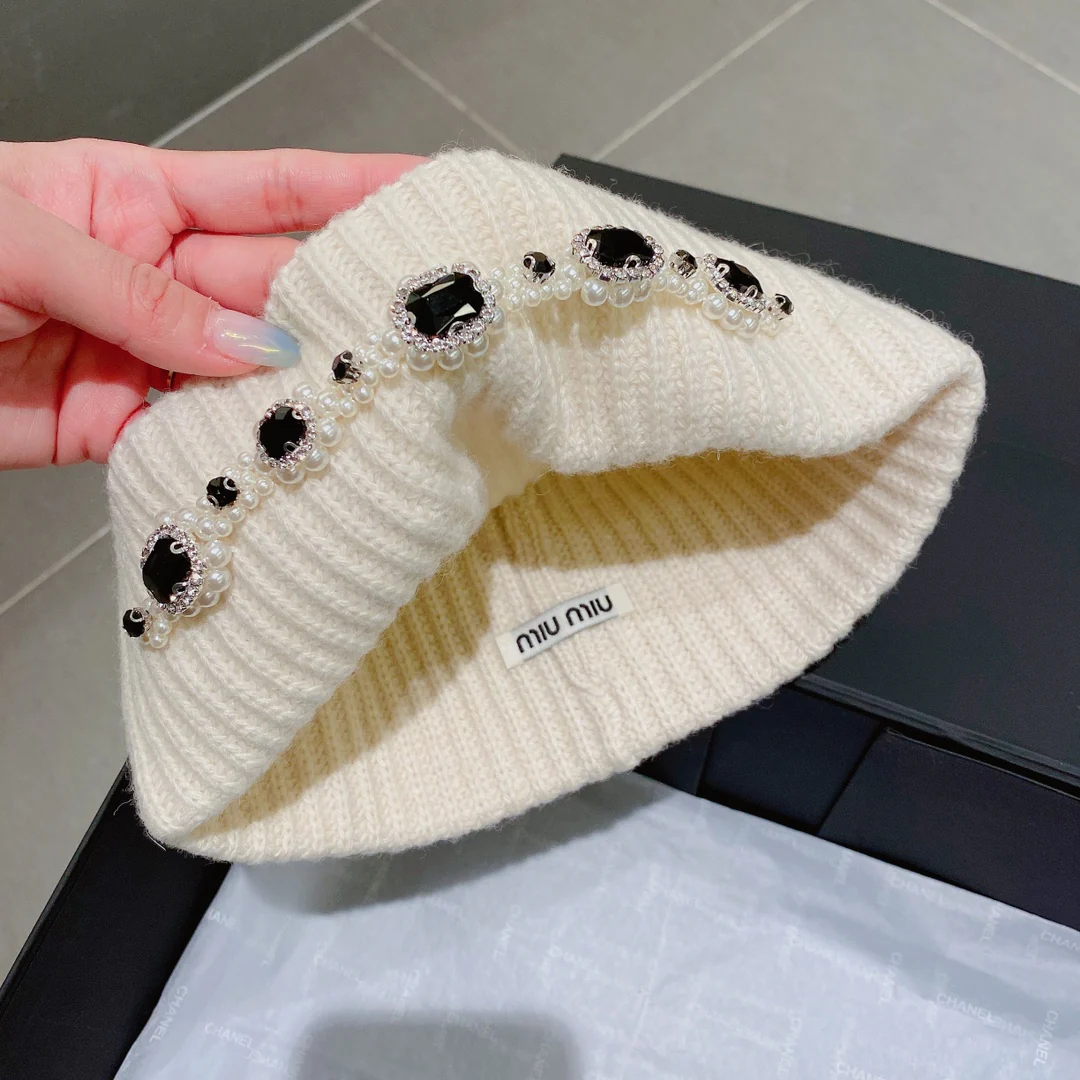 Miu Miu - Маленькая меховая шапочка с жемчужным рисунком - Белая