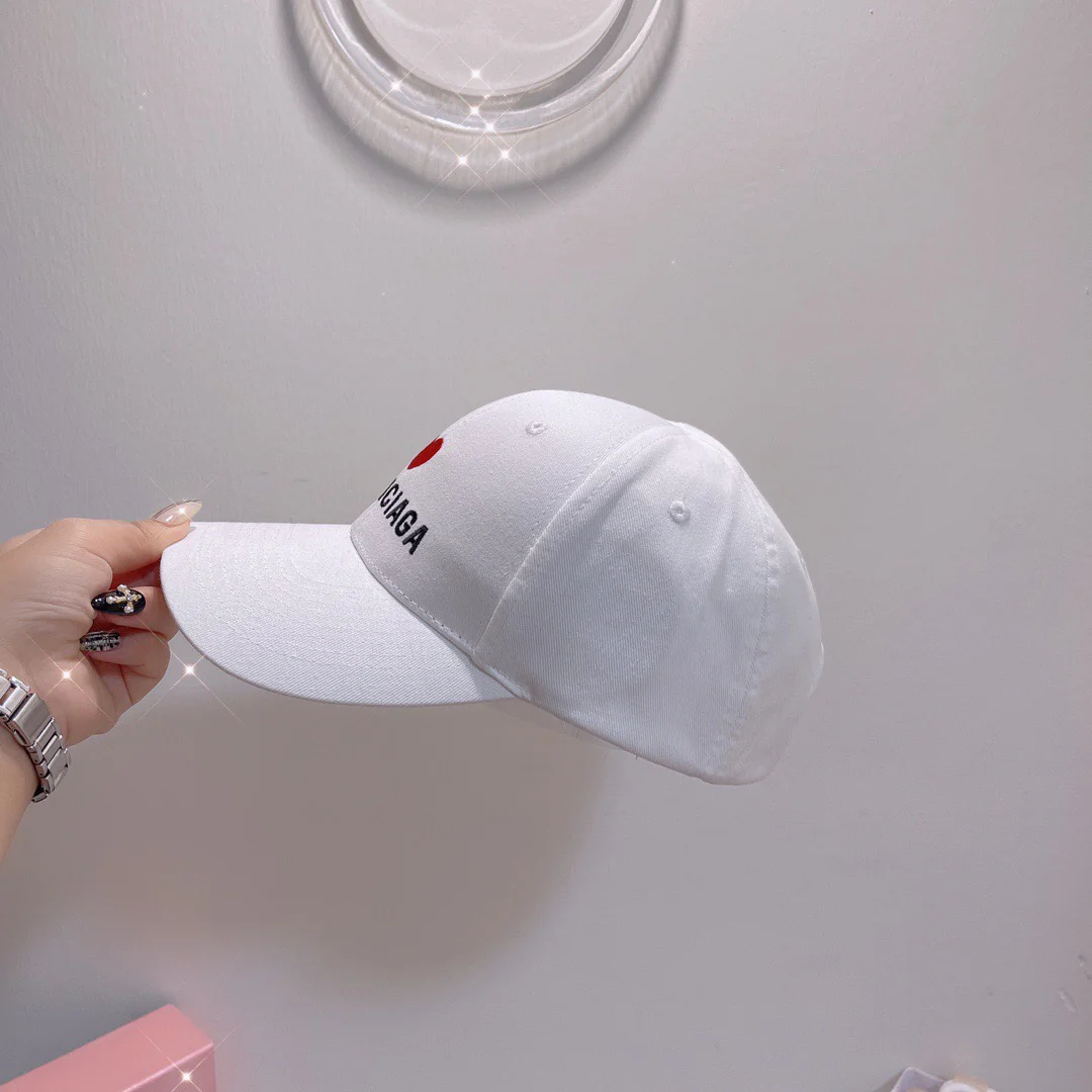 Бейсболка Balenciaga с вышитым сердцем — в том же стиле, что и на официальном сайте — 1