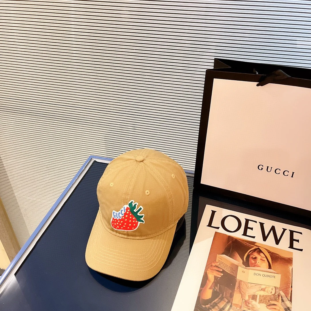 Gucci - Новая бейсболка с клубничным узором, 2022 год.