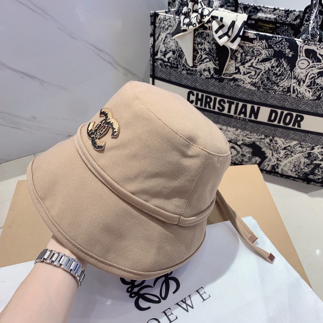 Новая коллекция Chanel ?Рыбацкая шляпа? сезона начало осени 2023 года.