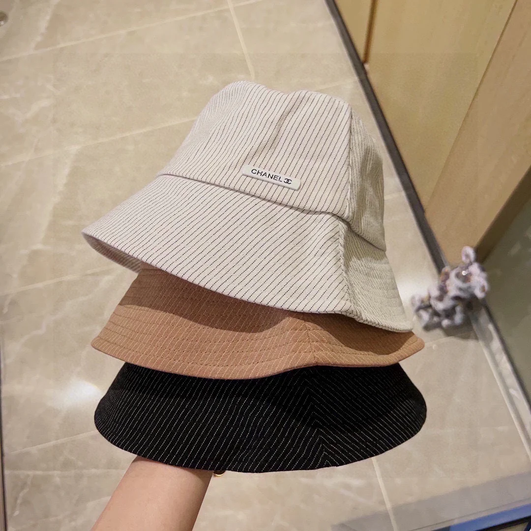 Новая модель Chanel 2023: прямая полосатая рыбацкая шляпа — хаки.