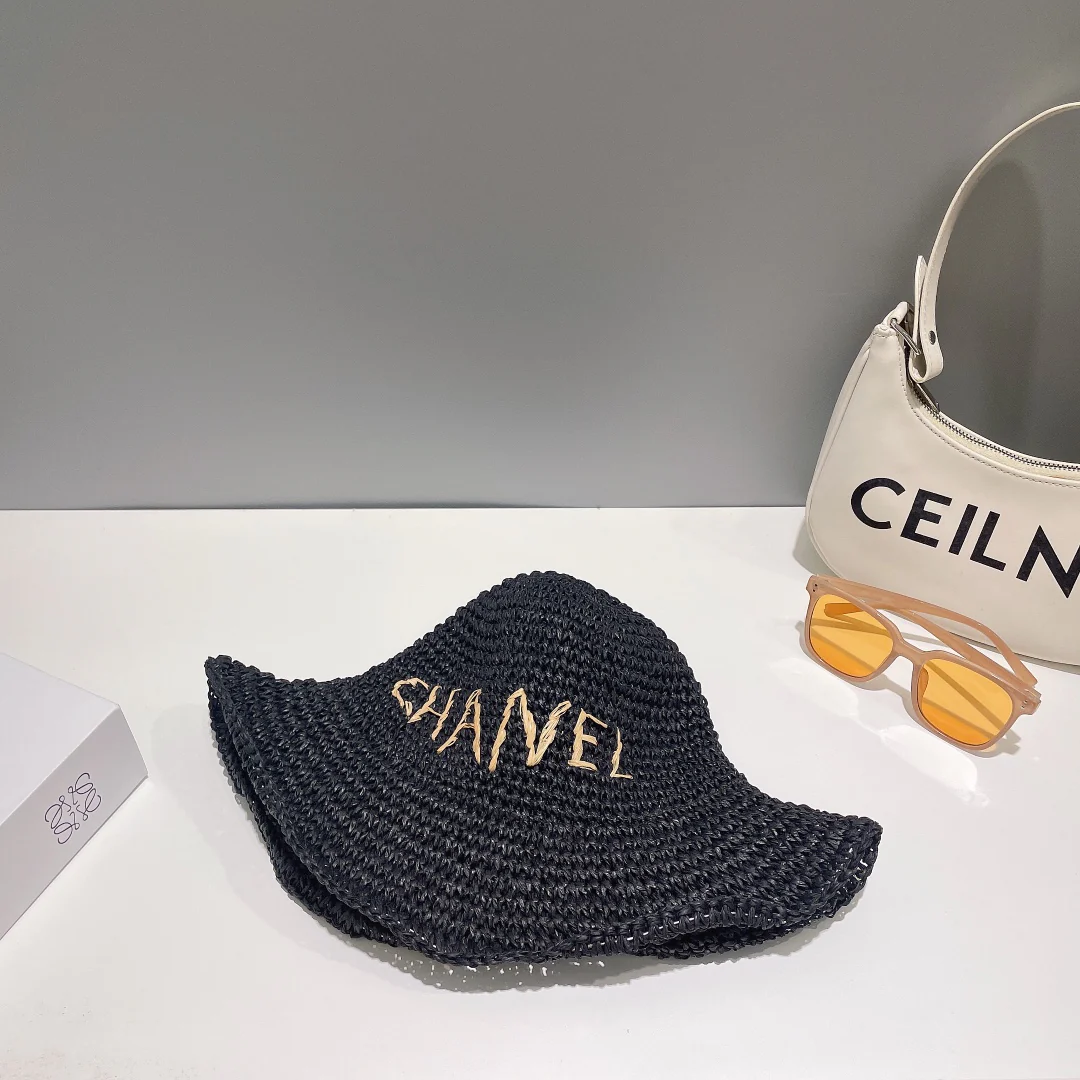 Новинка сезона весна/лето 2023 от Chanel — соломенная рыбацкая шляпа.