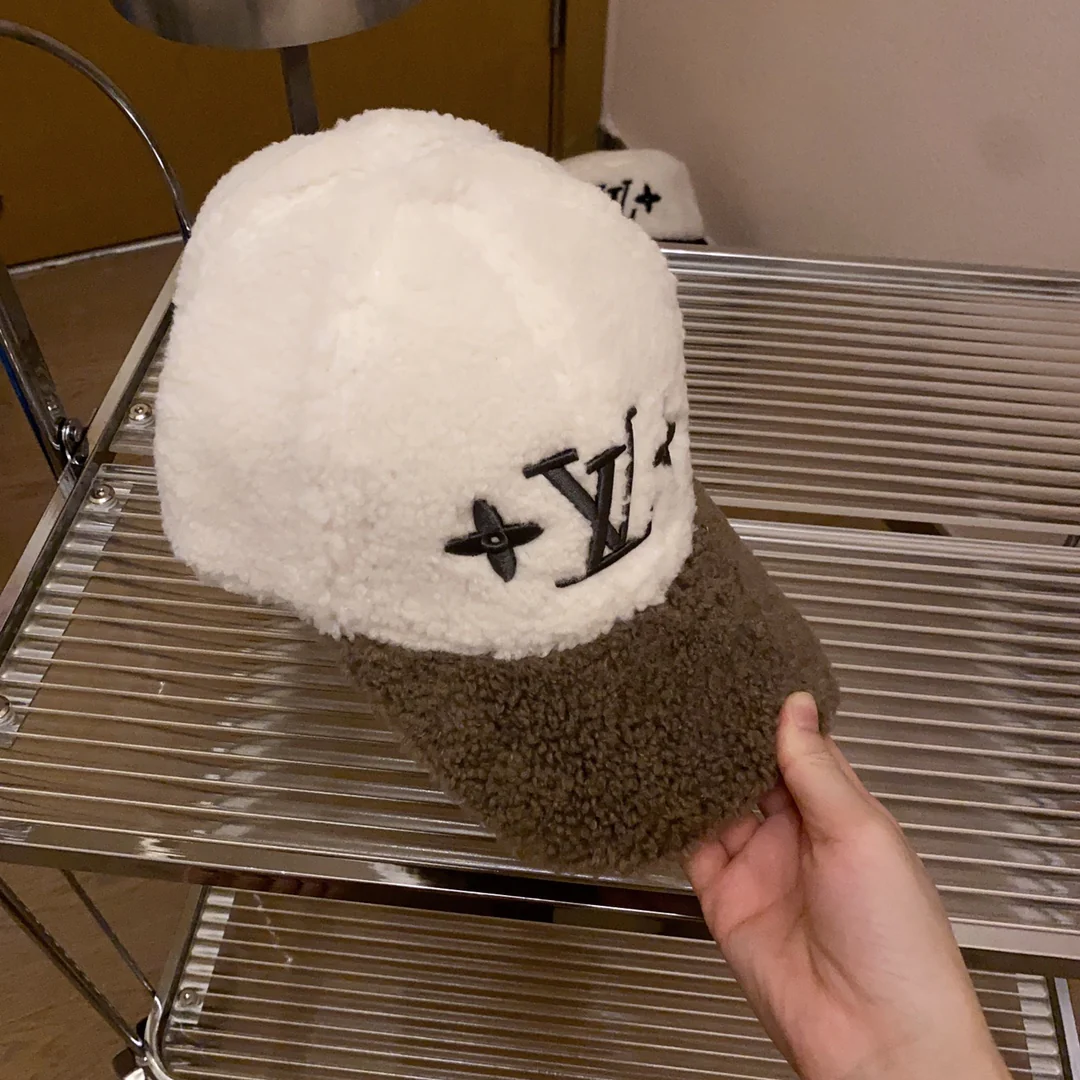 LV - Бейсболка из овечьей шерсти