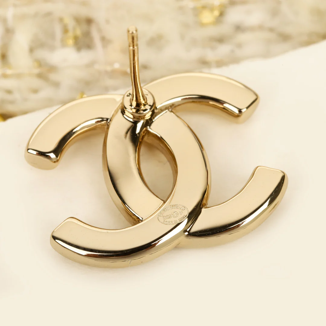 Chanel - 25 пенсов, глянцевые серьги с двойной буквой С