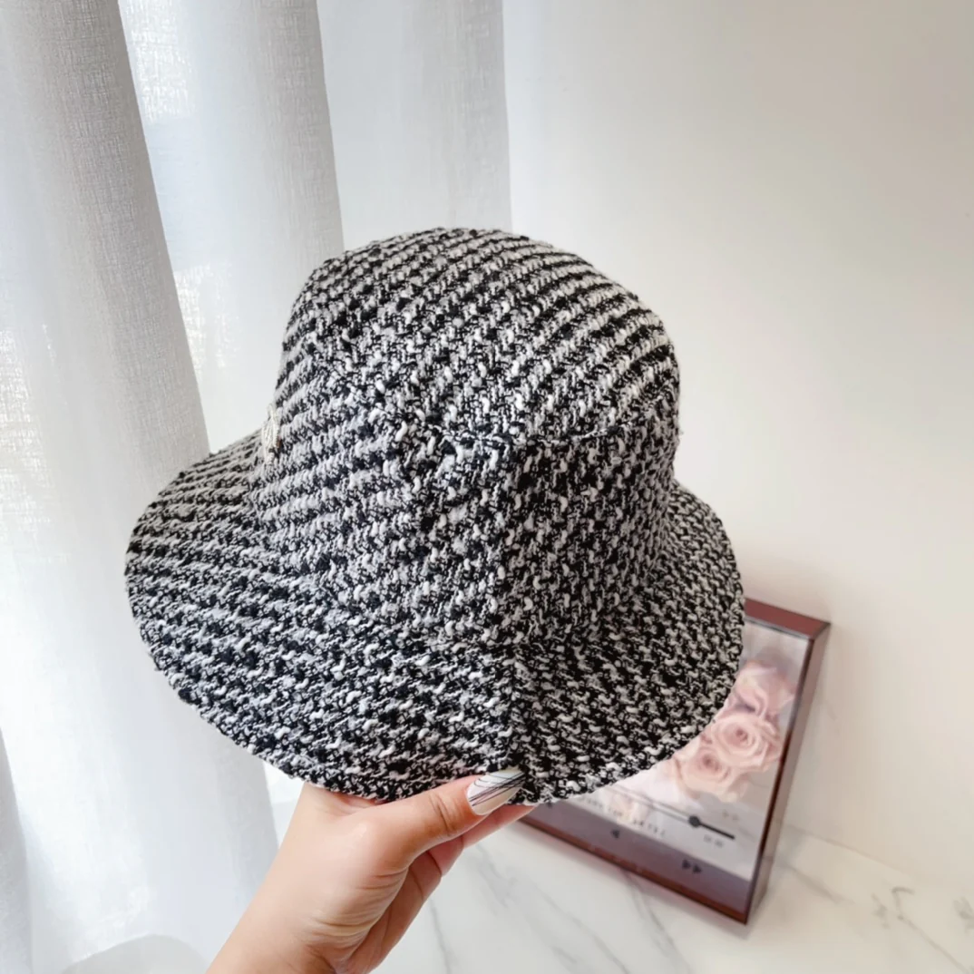 Chanel - Новая модель ранней осени: шерстяная клетчатая рыбацкая шляпа крупной вязки - черно-белая.