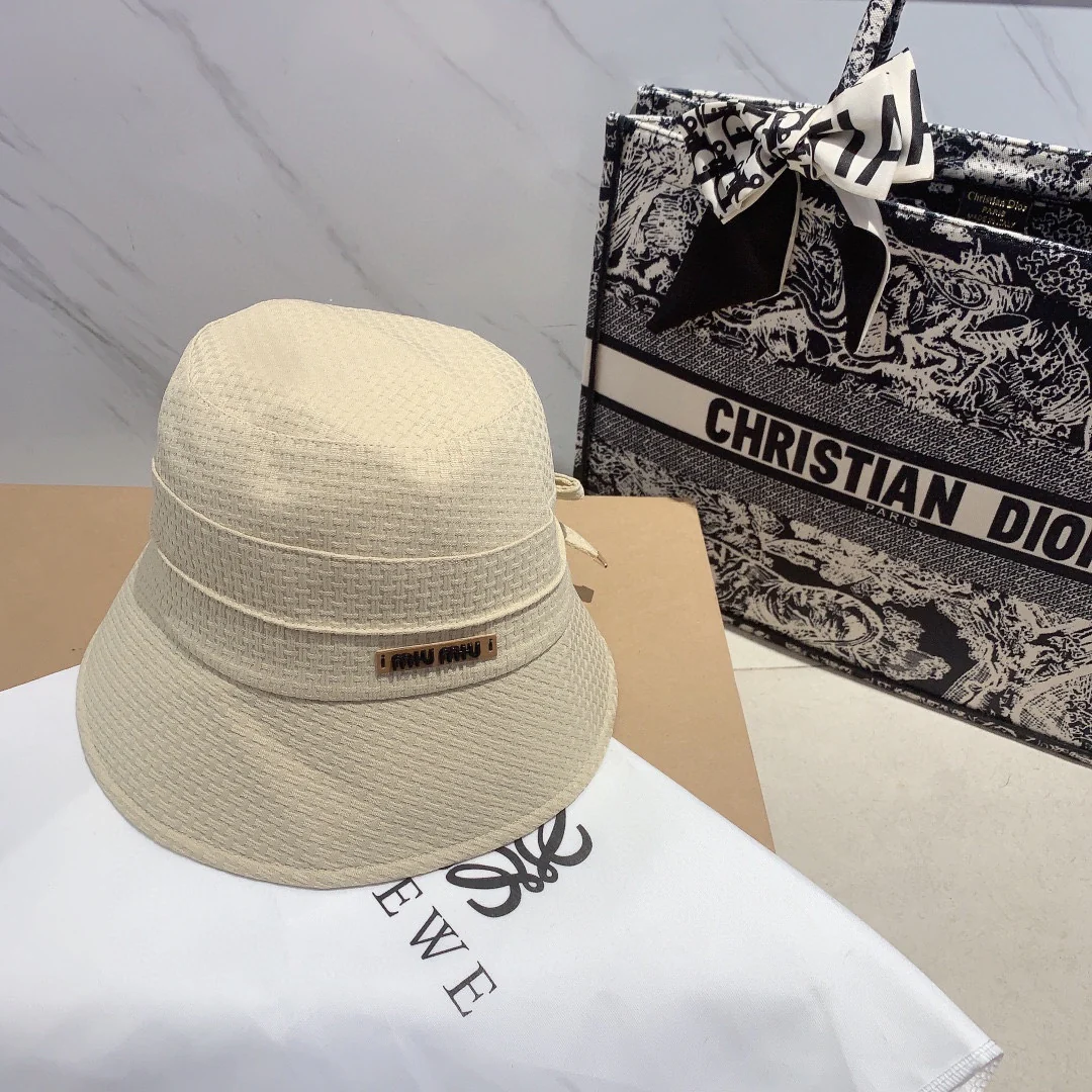 Новинка сезона ?Рыбацкая шляпа? от Miu Miu, начало осени 2023 года.