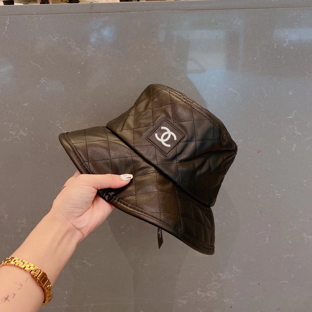 Рыбацкая шляпа Chanel из искусственной кожи - черная