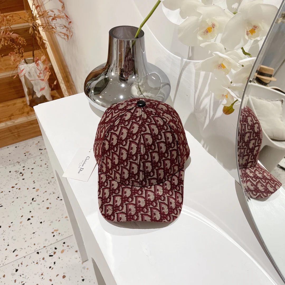 Новая модель Dior 2022 — бейсболка — красная