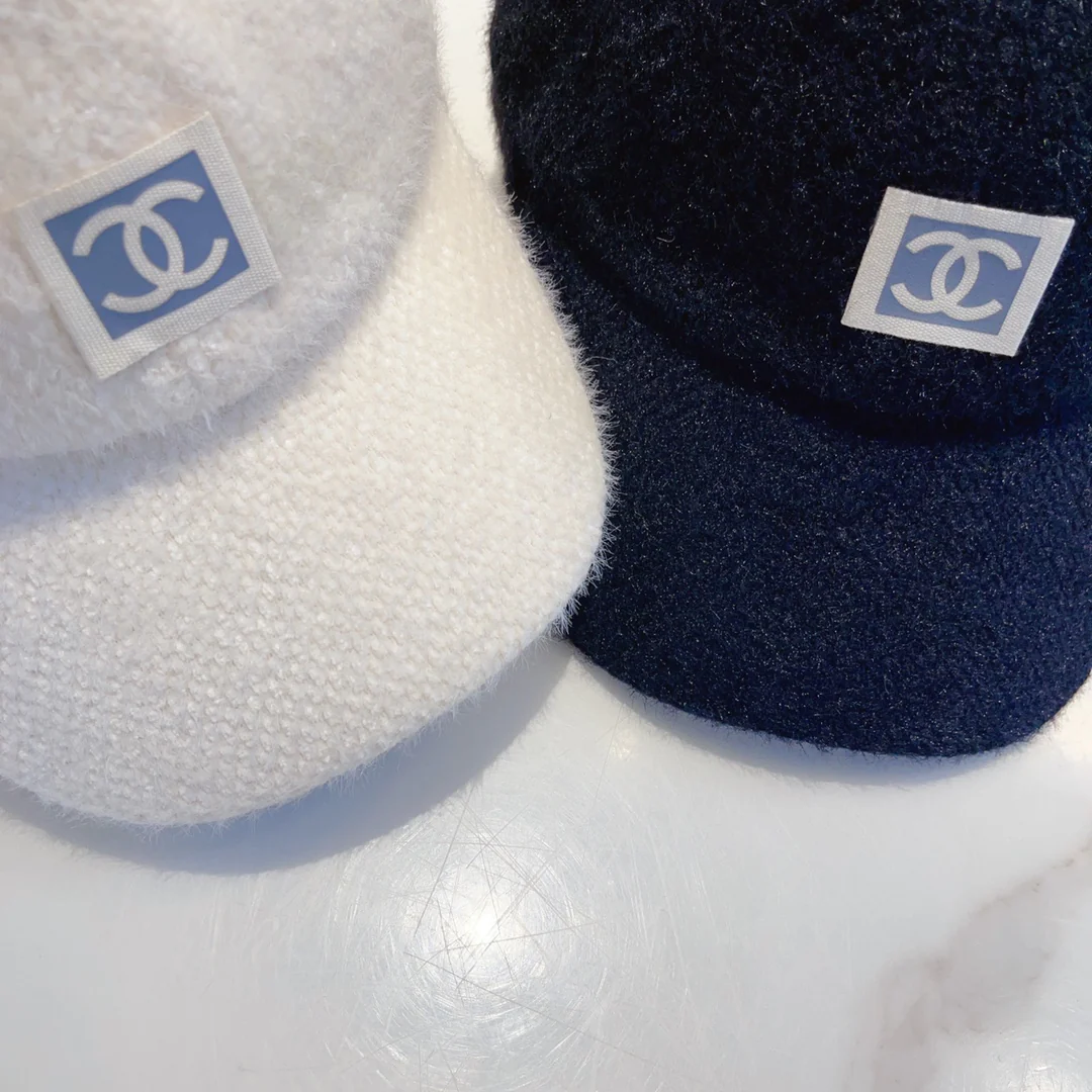 Chanel - Шапка с ушками - Белая